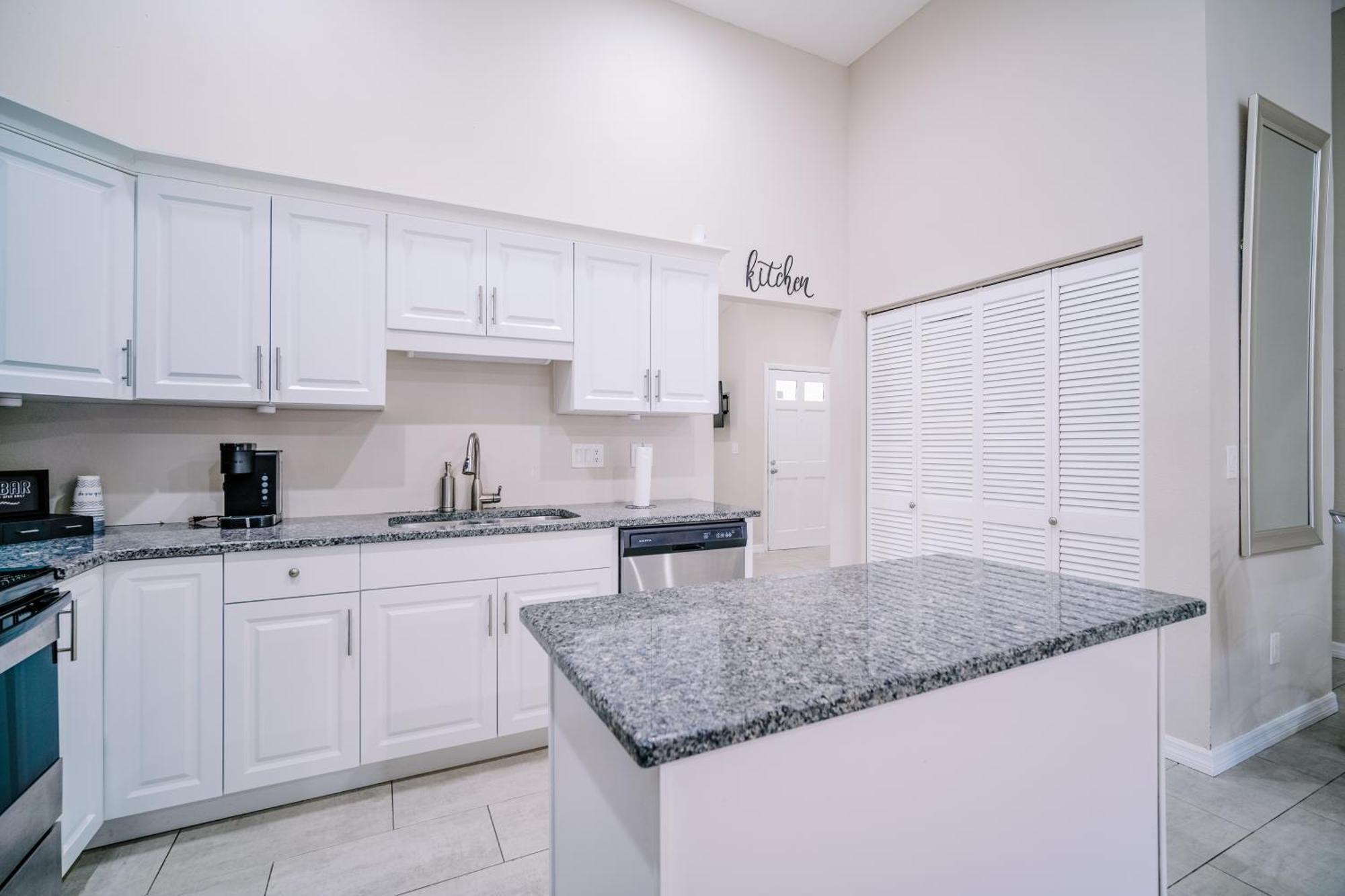 Charm Retreat Modern Haven In Great Location Villa Луц Екстериор снимка